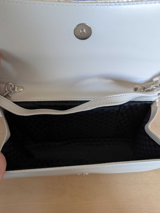 Бяла дамска чанта