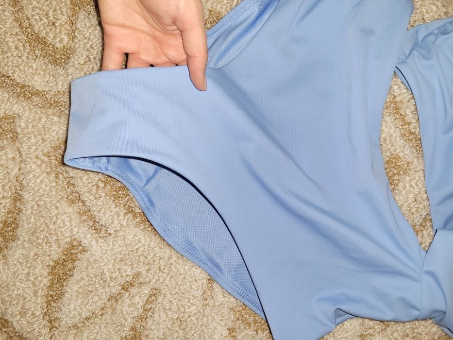 Costum de baie întreg, cu decupaj
