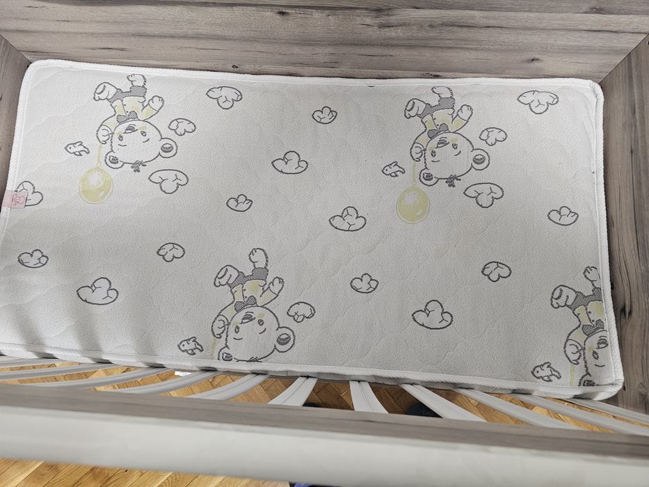 Детска люлееща Кошара с двулицев матрак.