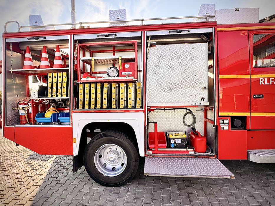 Mașina de pompieri Steyr 4x4, echipată si înmatriculată