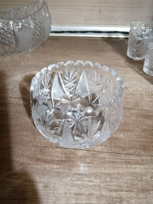 Хрустальные вазы и стаканы