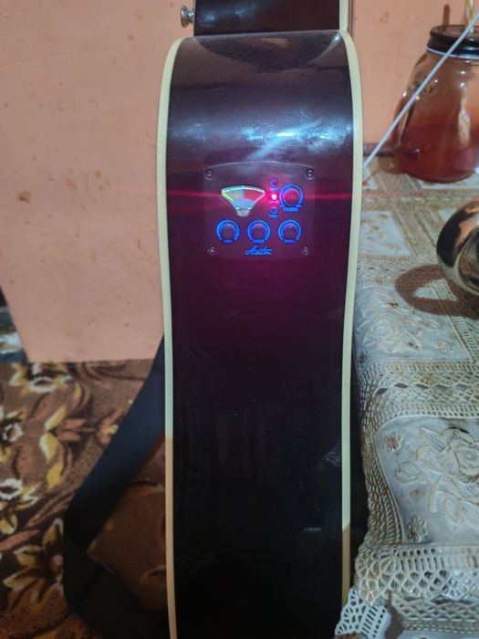 Elektron gitara sotiladi