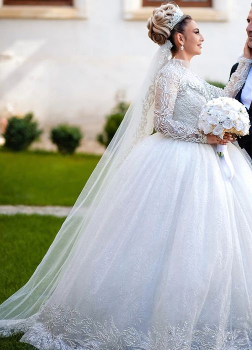 Vand rochii mireasa tip printesa si tip sirena cu trena detasabila