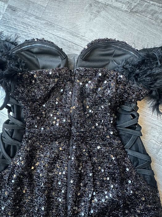 Нова къса черна рокля с пайети и пера