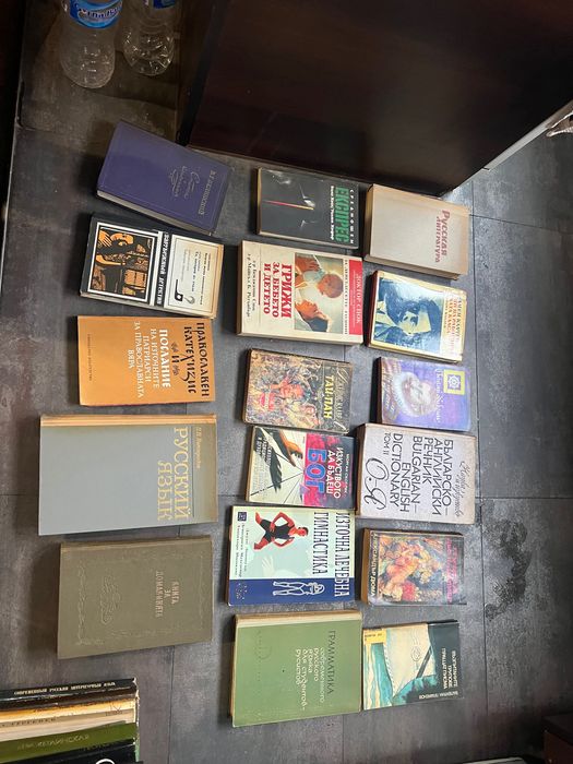 Продавам различни жанрове книги