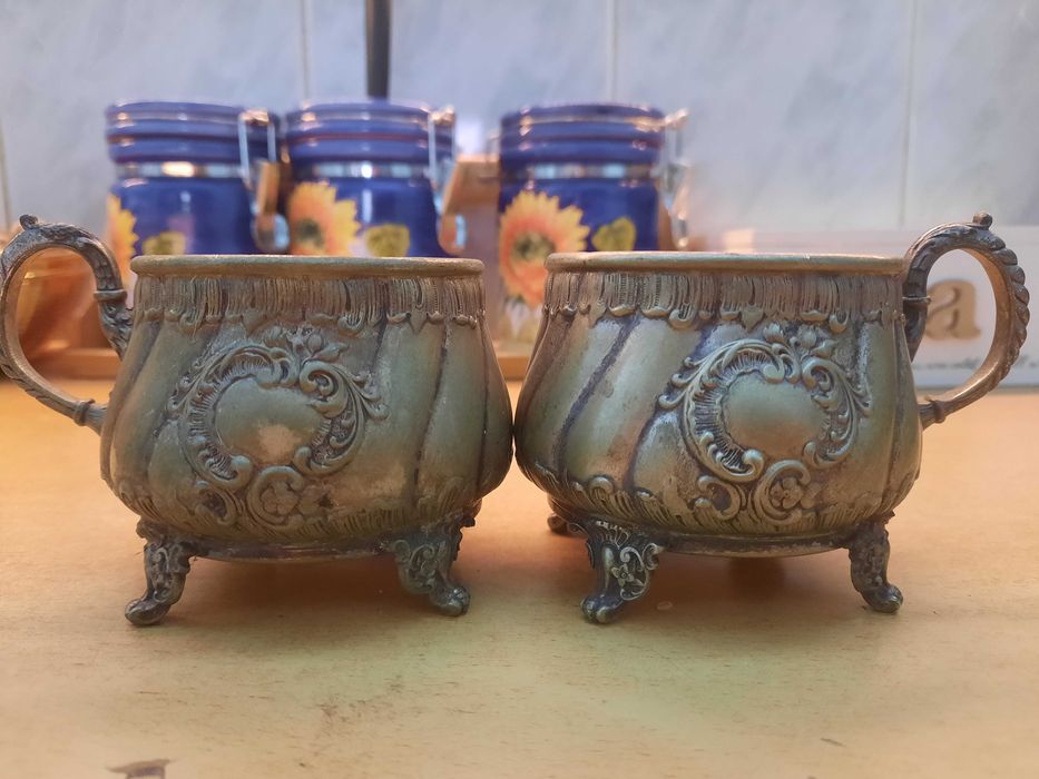 Pereche căni decorative vintage, metal argintat, stil secol XIX,