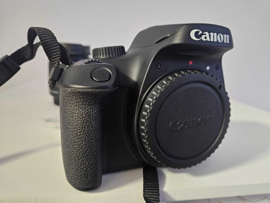 Vând Canon EOS 4000D, primit cadou, nou și complet nefolosit.