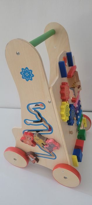 Vând Antemergator din lemn pentru copii cu jocuri educative