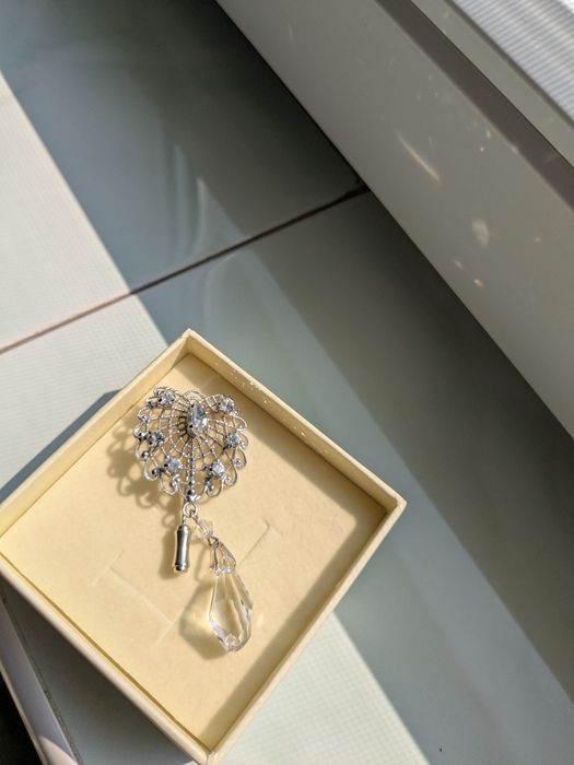 Ac (pin) rever sacou (cravată). Swarovski.