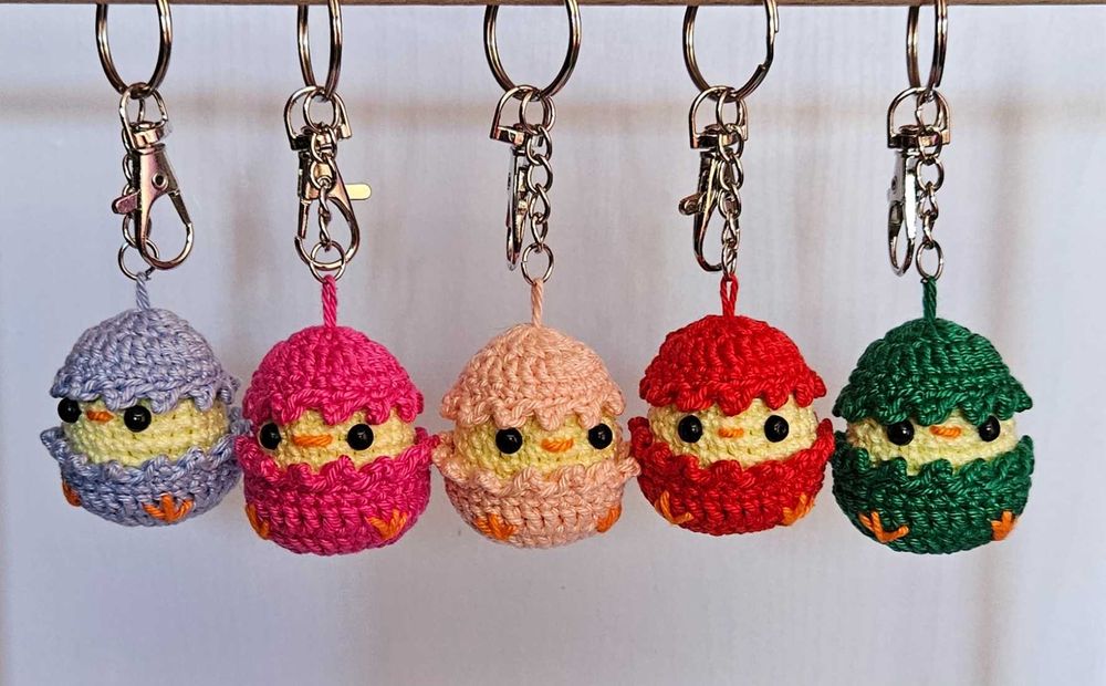 Breloc Handmade crosetat Pui in coaja de ou Amigurumi