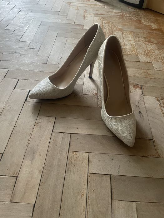 Официални обувки с ток