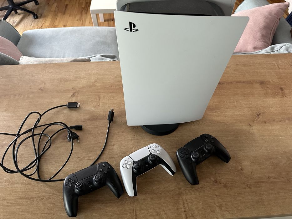 PS5 825gb ca nou + 2 controllere ca noi
