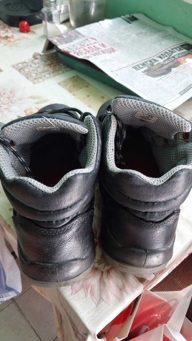 Продавам работни обувки