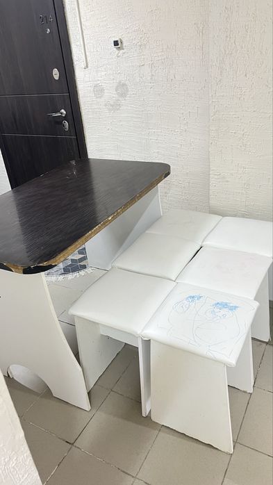 Стол отырғыштарымен