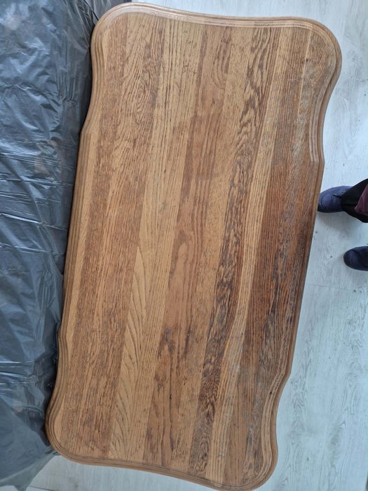 Кожена холна гарнитура и дървена маса.