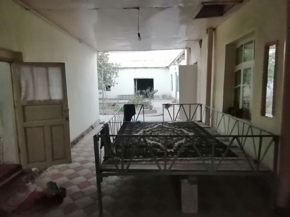 Karmana tumanida hovli uy sotiladi