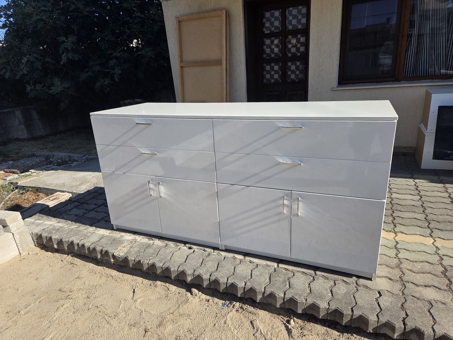 Луксозен италянски  скрин /комод/с полиуретаново покритие