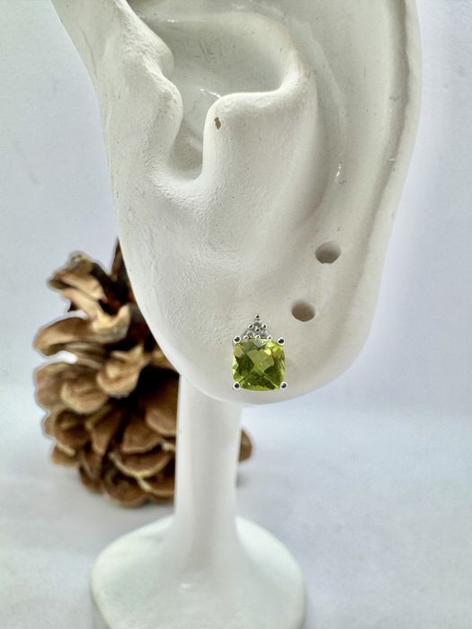 Сребърни обеци с естествен перидот