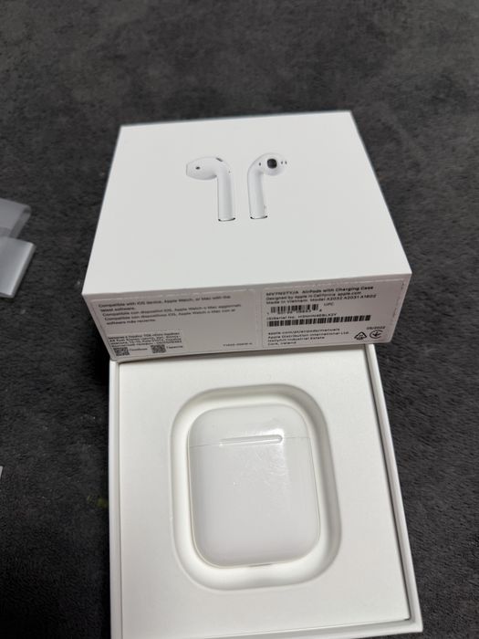 Слушалки AirPods with Charging Case