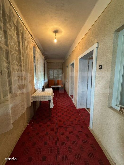 Casa de vanzare, cu 2 camere, 120 mp + teren de 1207 mp, zona Carastau