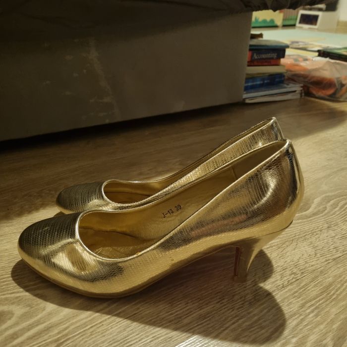 Pantofi cu toc. Auri