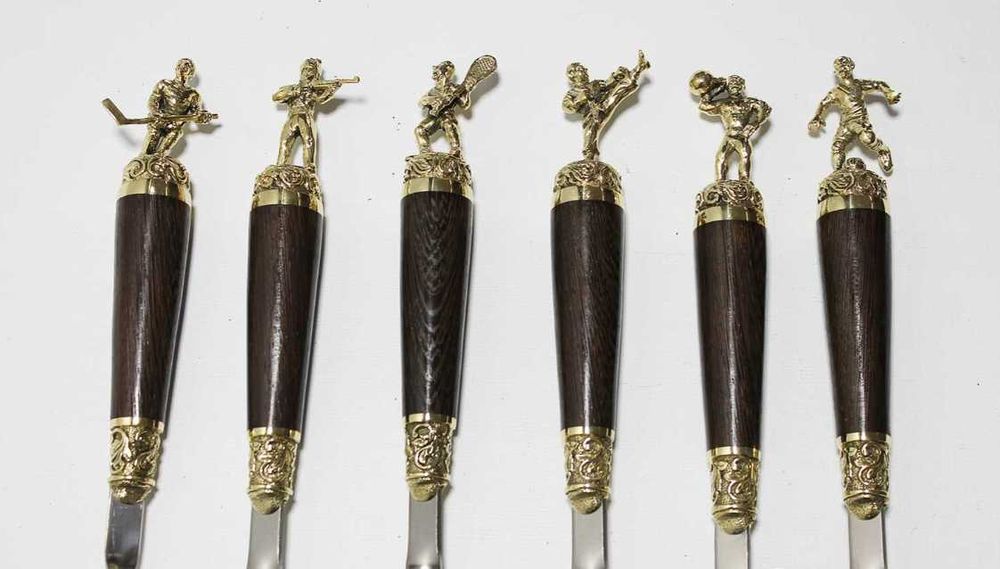 Достойный подарок для мужчин - набор шампуров "Спортсмены"