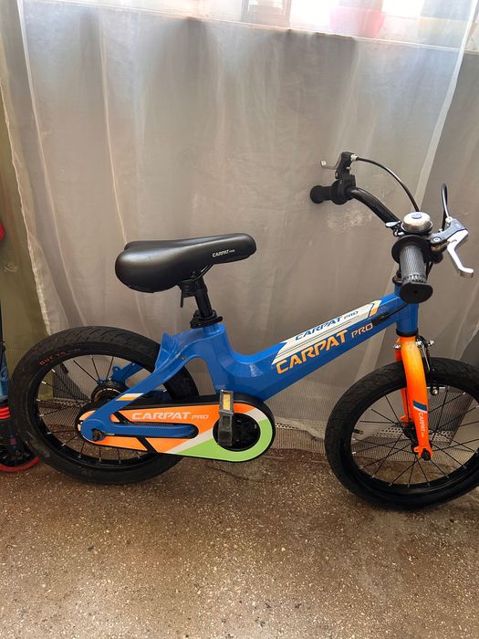 Bicicletă de copii cu roți ajutătoare!