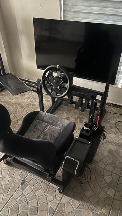 Гонка сим рейсинг кокпит компьютерный клуб