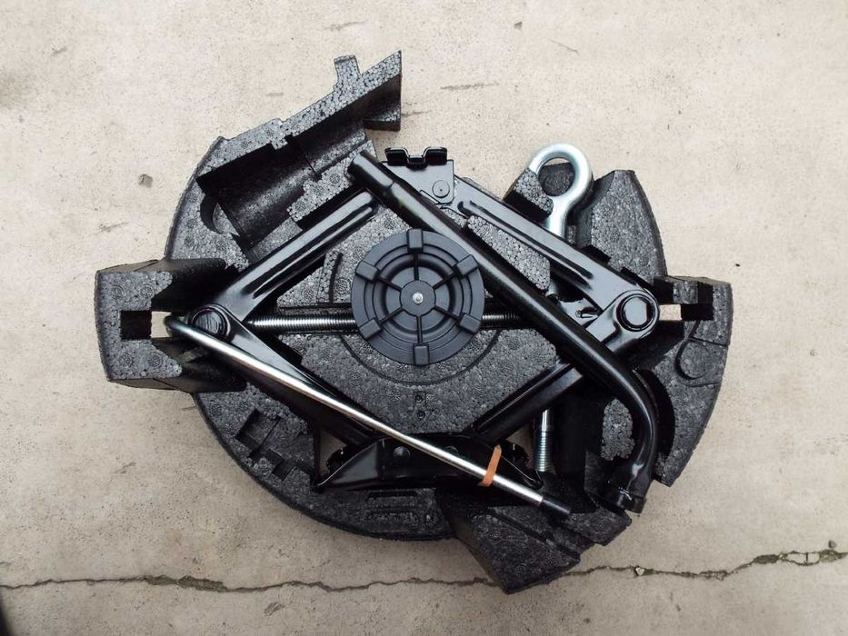 vand cric,cui remorcare,cheie roti pentro volvo V40siV40XC pret 400lei