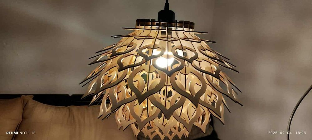 Vând lustră elegantă din lemn MDF
