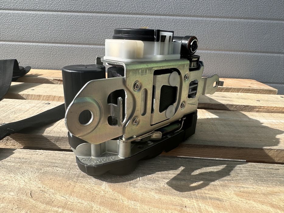 Предни колани AUDI A8 D5 0589P1000799