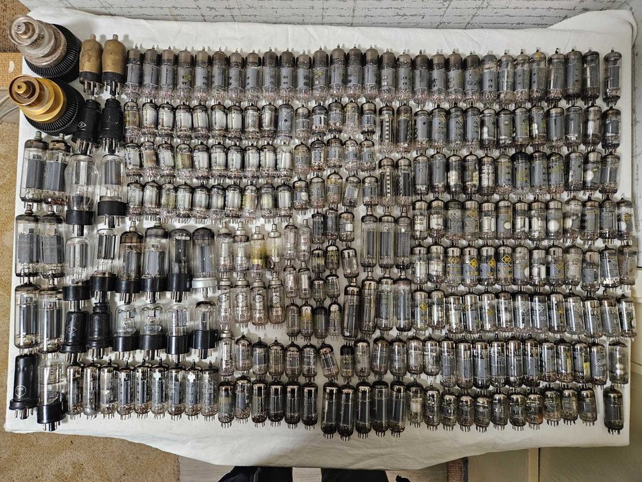 Лот: над 210 броя електронни лампи.