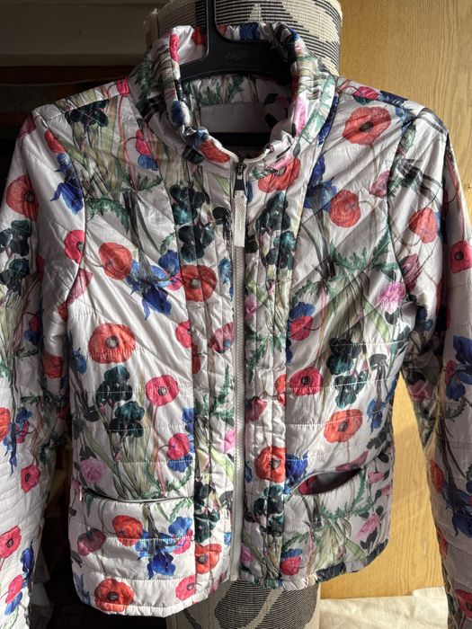 Тънко якенце на цветя