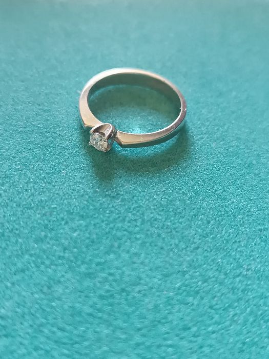 Продам  золотое 585° кольцо. Белое золото . Классическое помолвочное