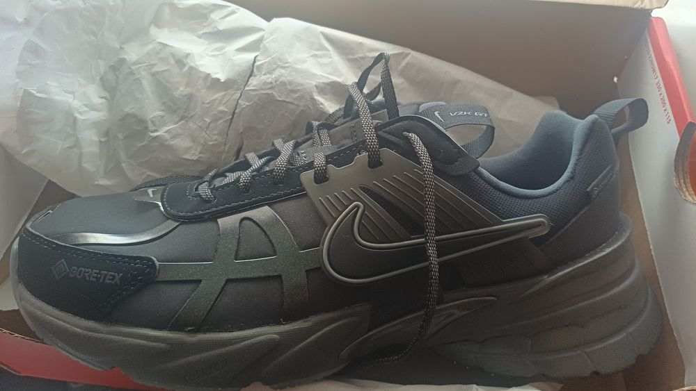 Vând adidasi nike