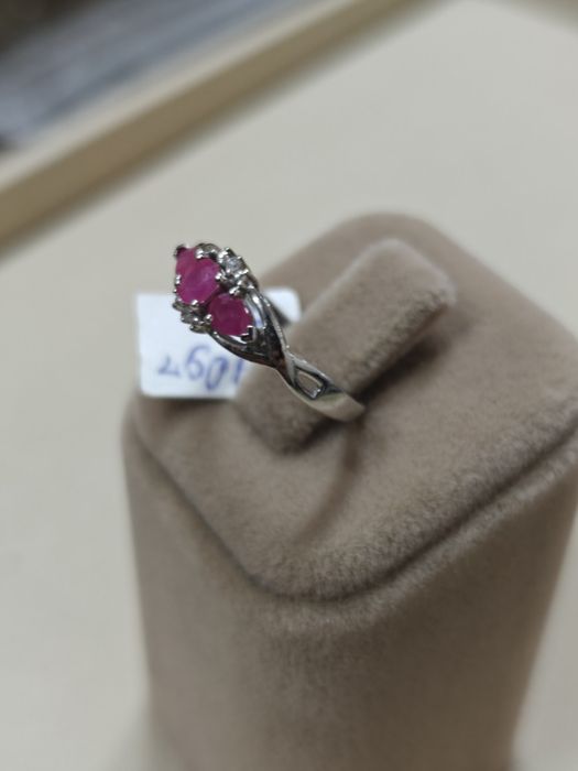 Inel aur 9k 1.90gr cu diamante și rubine(r) de