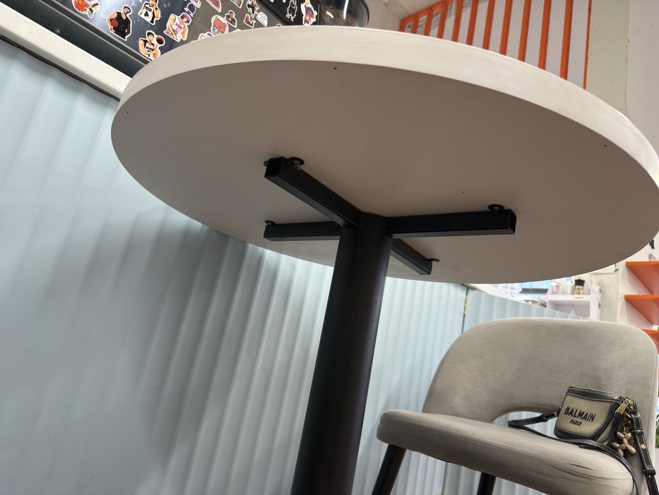 Продаются столы белые