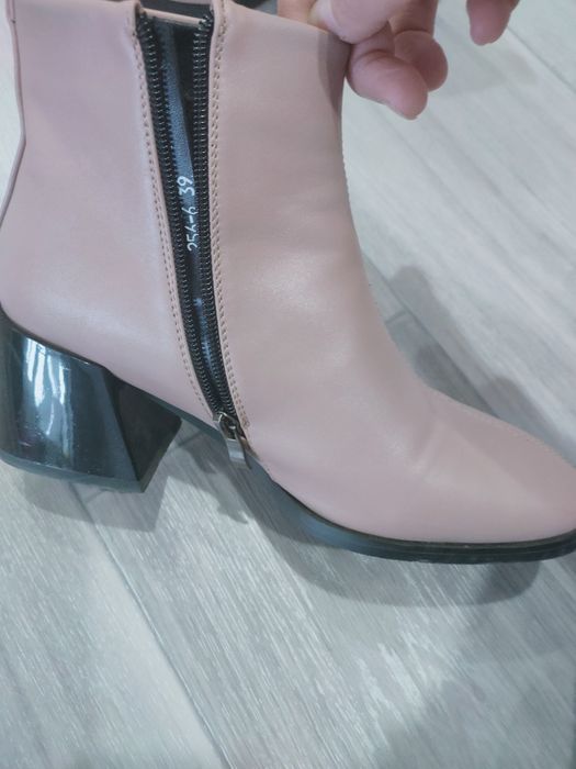 Продам демисезонные ботинки