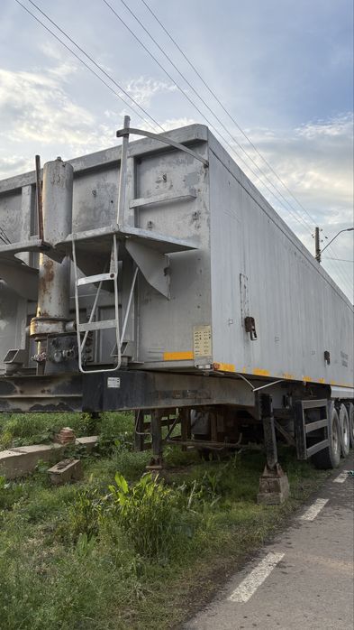 Vand sau inchiriez bena cereale/piatra