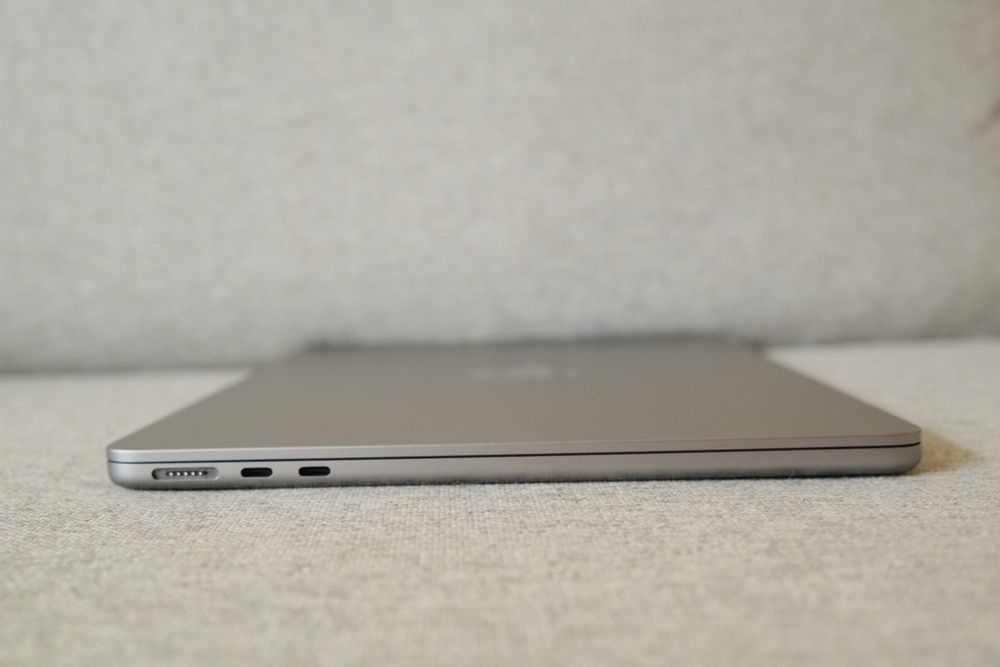 MacBook Air 13” Apple M2, 8GB RAM, 512GB SSD, Space Grey, husă REDANT