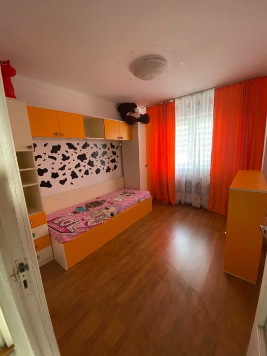 Închiriez apartament 3 camere