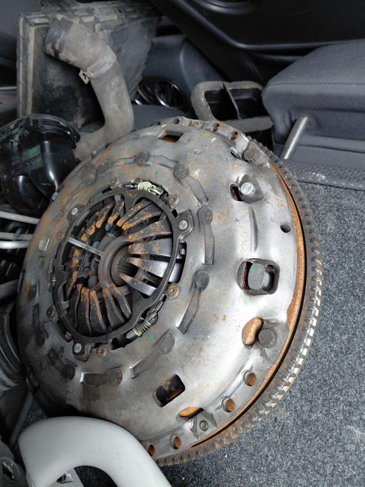 Демферен маховик за Vw Golf 1.9dizel 105ks 2006god