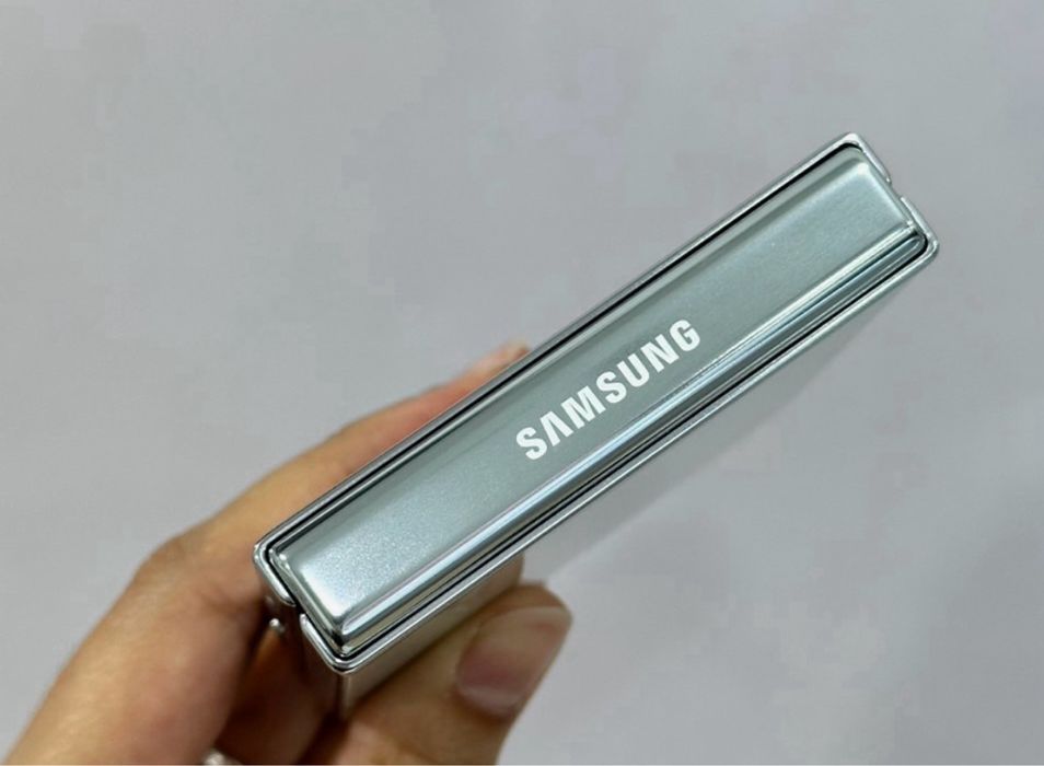 Samsung Z Flip 5 • impecabil • 512 GB • 98% Bateria