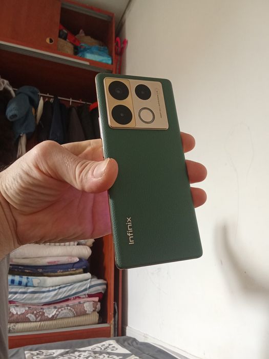 Infinix Note 40 pro 256гб почти новыйй