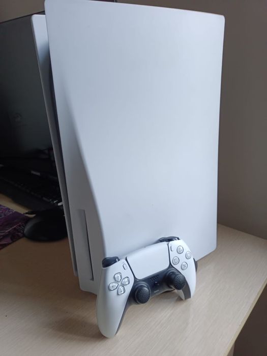 Плейстейшен 5 в хорошем состояний с играми