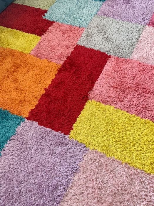 Турецкий ковёр с толстым ворсом и яркой расцветкой.