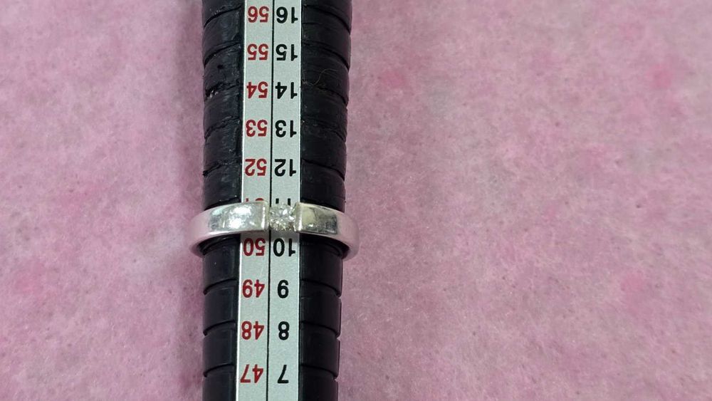 Пръстен от бяло злато проба 585 / с диамант