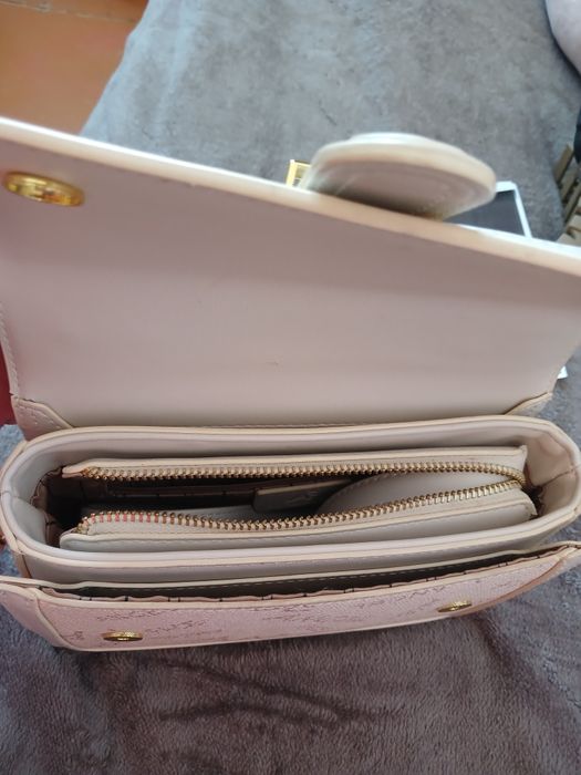 Женская сумка бежевого цвета