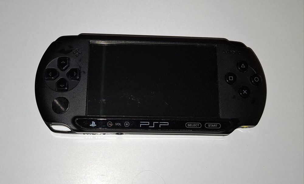 PSP Sony E1004 funtional + modat + jocuri incluse