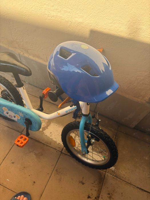 Bicicleta copil cu casca  de protectie stare foarte buna